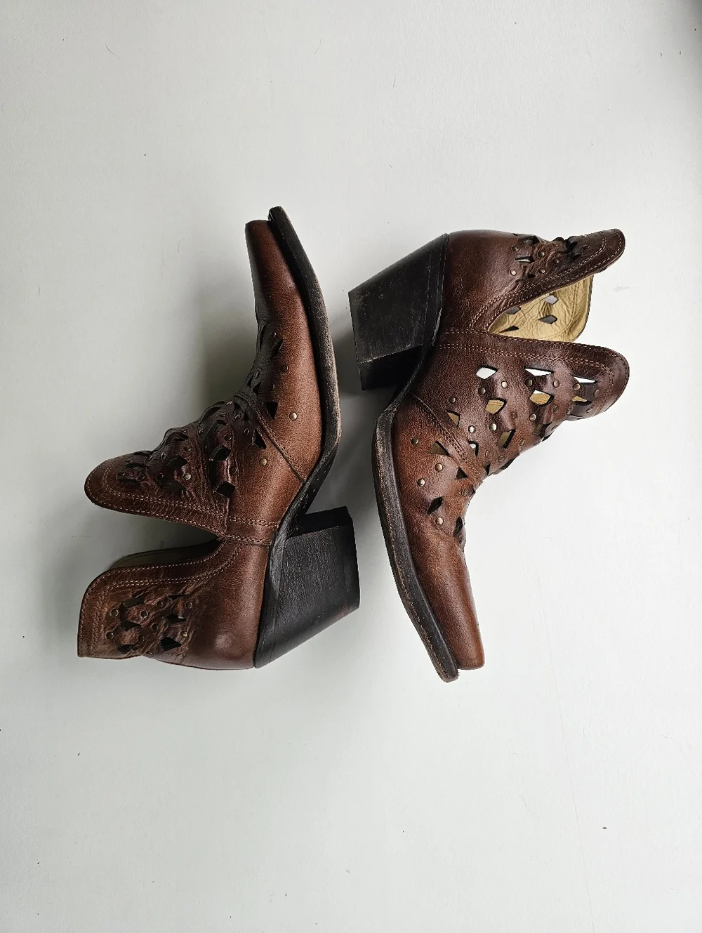 Ariat Dixon Women's Leather Studded Amber Cutout Ankle Booties - Size 7.5 - Picture 9 of 13